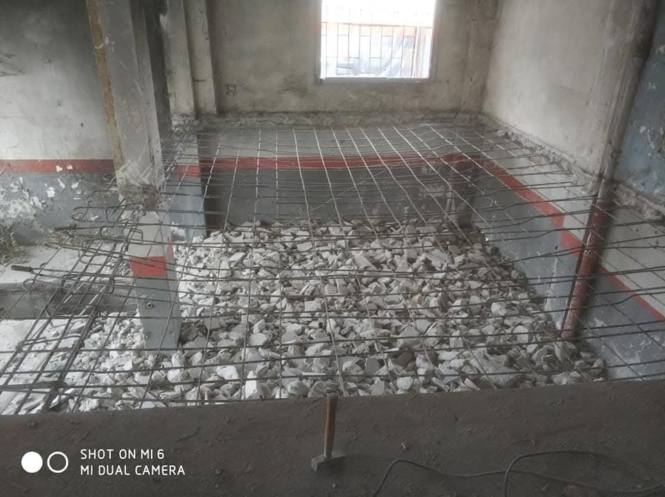 Hidrolik duvar kesicisi ve beton kesme kullanan iş güvenliği ekipmanlı karotçu operatör Ataşehir Karot